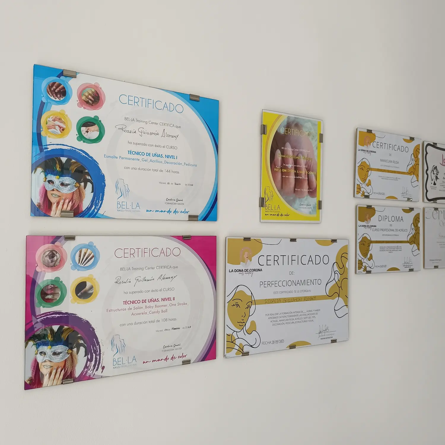 Diplomas y certificados de Rosalía Guillamon Aleman — BEL·LA Nails Profesional y La Dona de Corona — expuestos en Rosalía Salón Vila-real