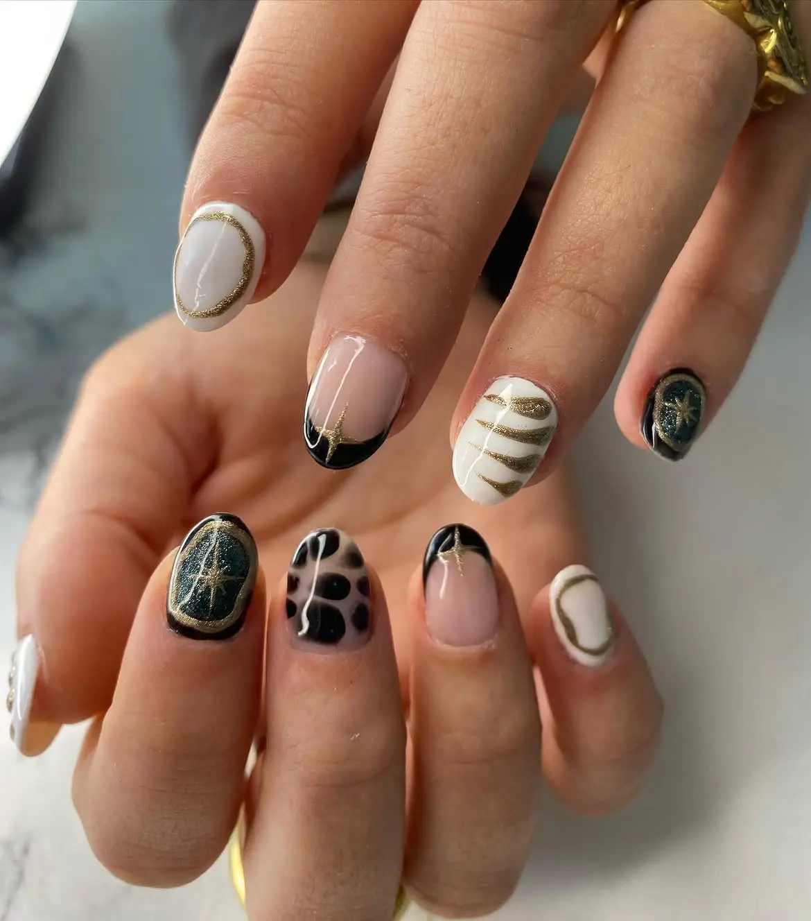 Nail art de fiesta en negro y dorado para eventos, Rosalía Salón Vila-real