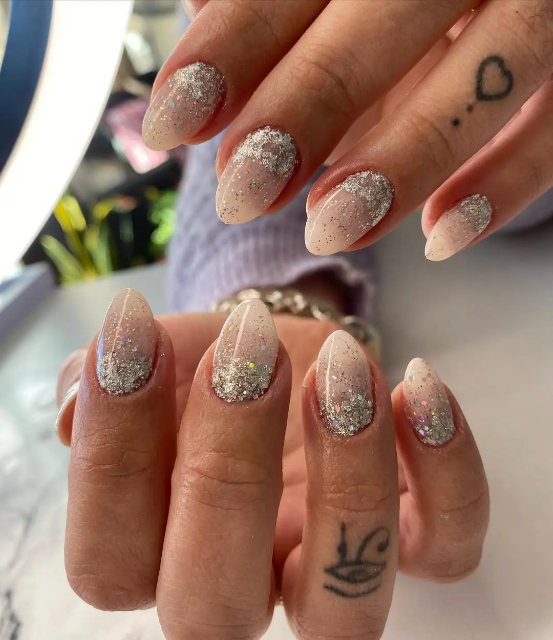Uñas con glitter plateado, Rosalía Salón Vila-real