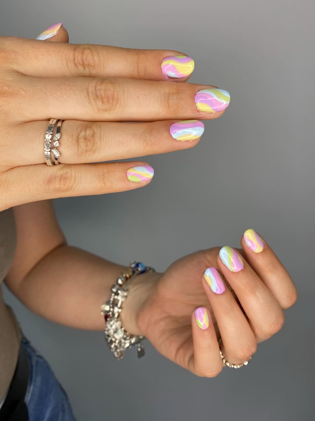 Manicura swirl pastel multicolor en tonos suaves — nail art Rosalía Salón Vila-real