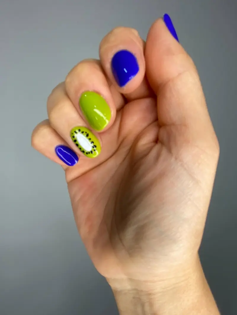 Nail art frutal kiwi azul y verde, Rosalía Salón Vila-real