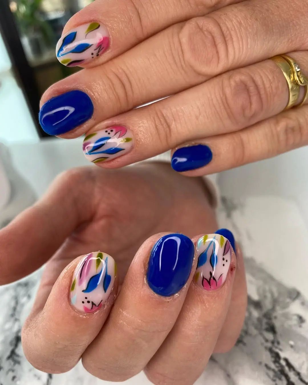 Nail art floral azul, Rosalía Salón Vila-real