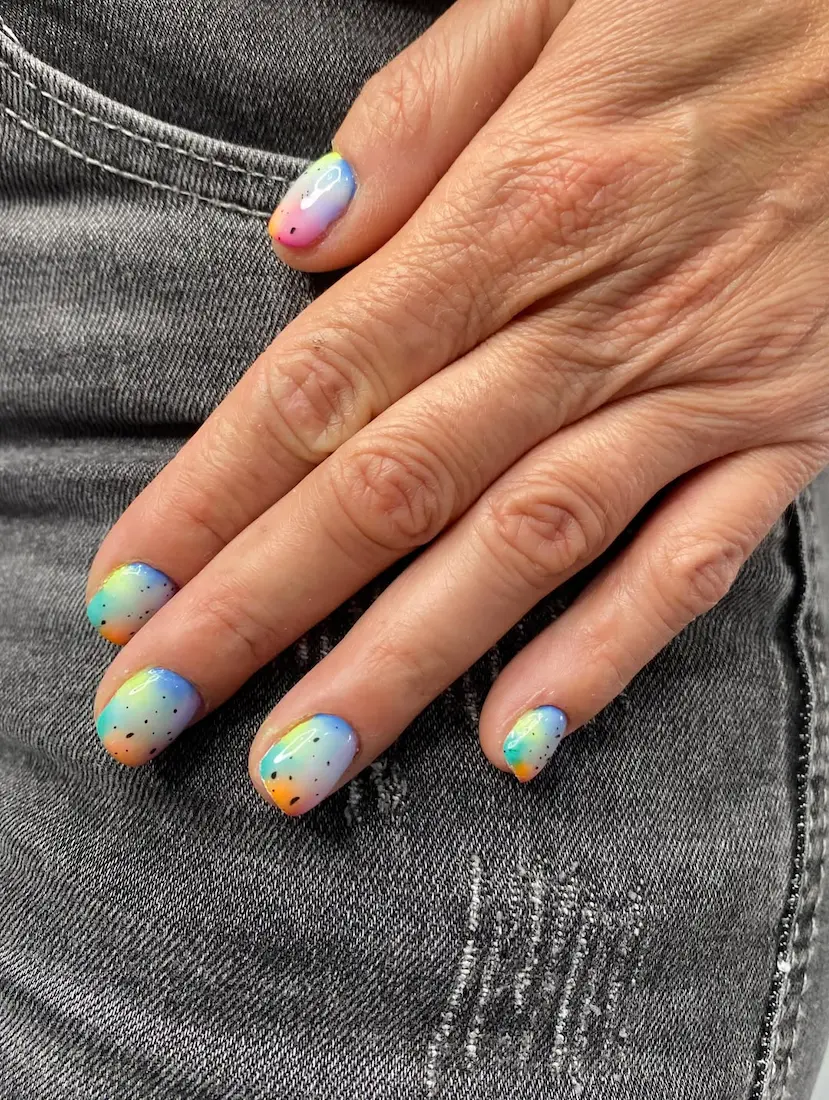 Nail art arcoíris tie-dye, Rosalía Salón Vila-real