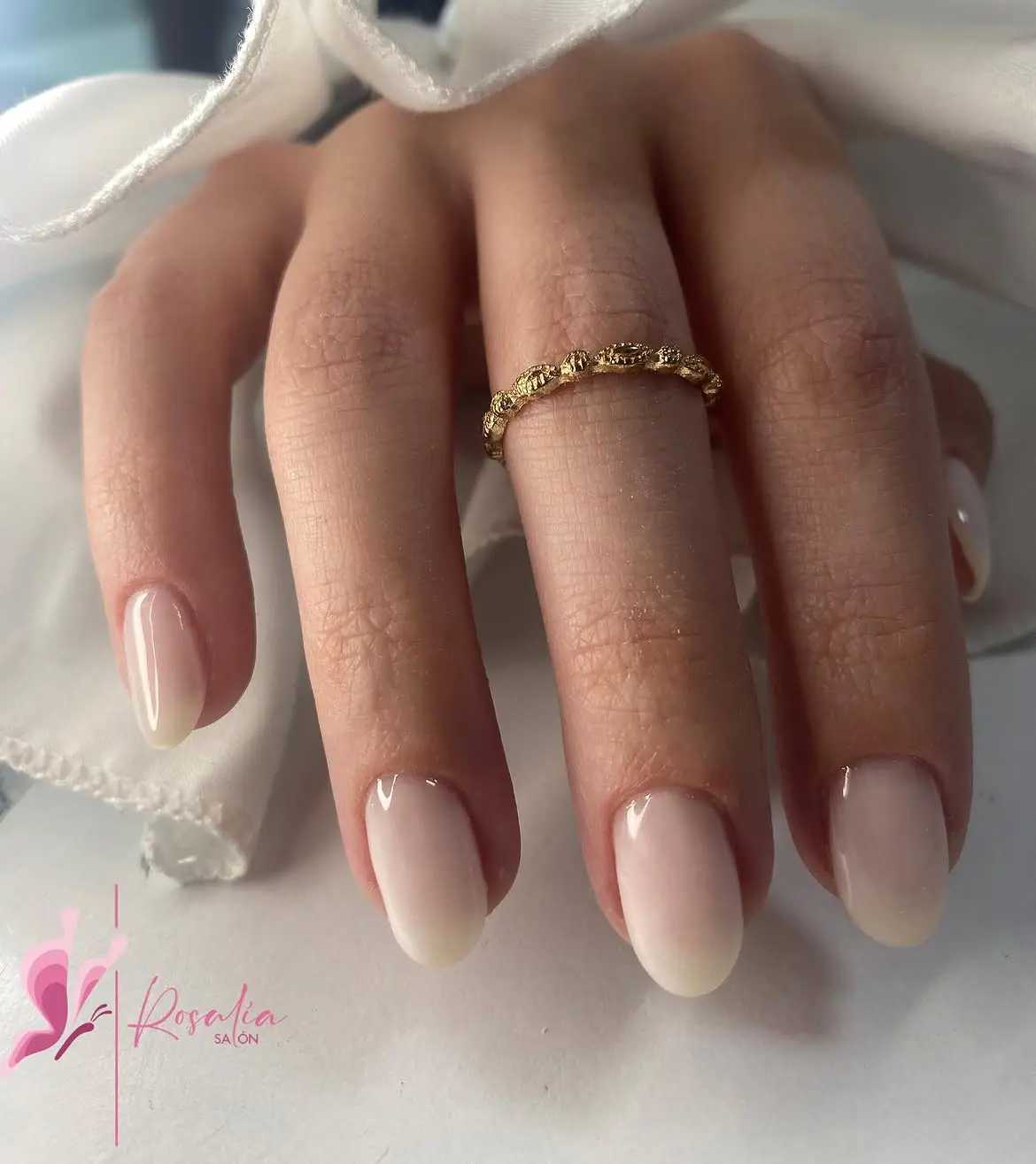Manicura nude para novia con anillo de compromiso, Rosalía Salón Vila-real