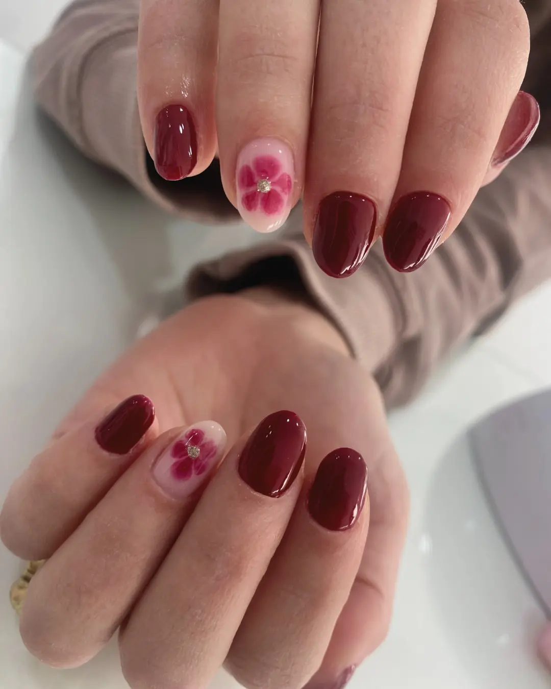Manicura de novia con nail art floral en granate, Rosalía Salón Vila-real